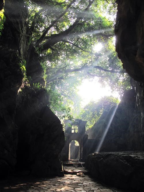Description: http://www.sontra.danang.vn/dbase/SonTra/dinh_ban_co.JPG